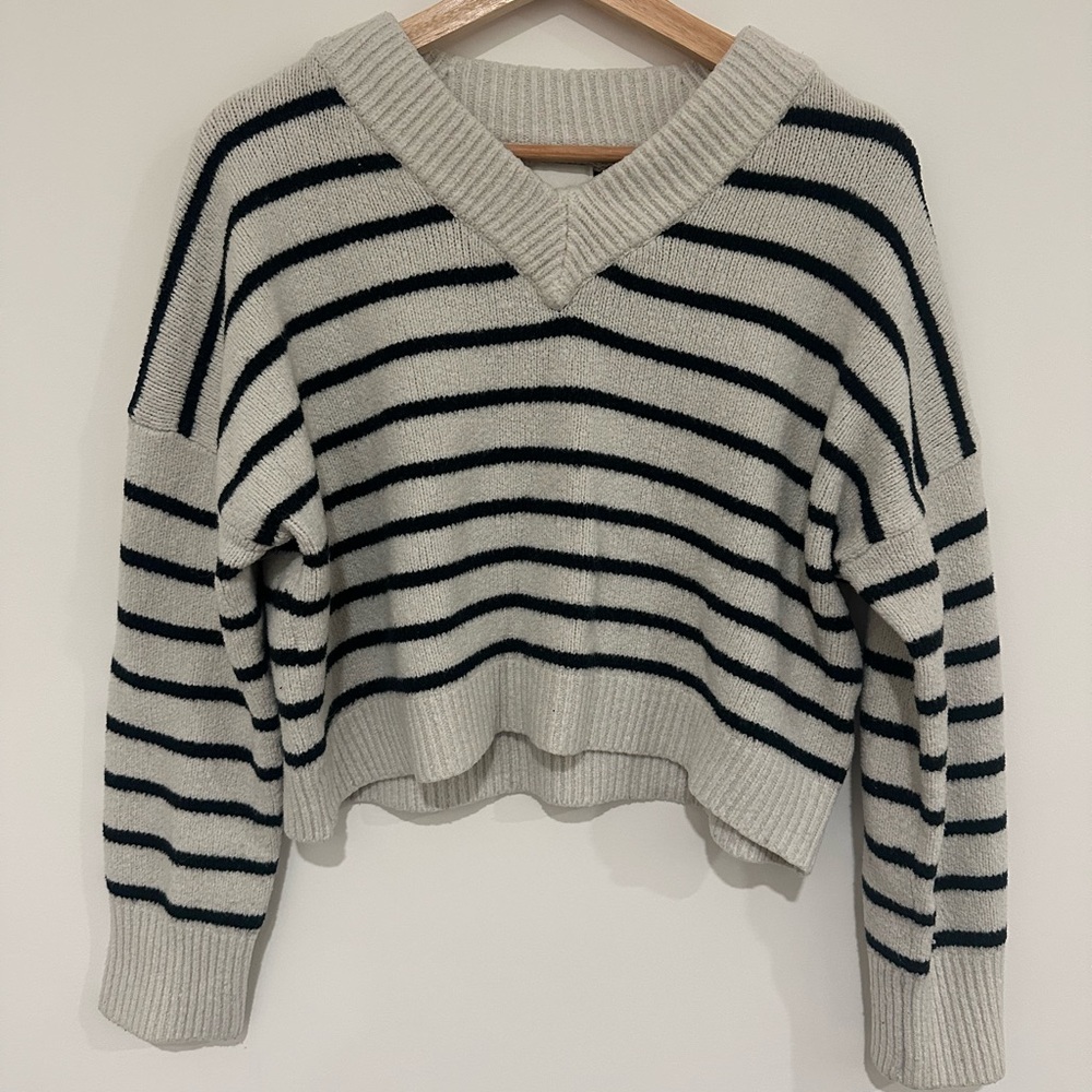 Abercrombie & Fitch Black and White Striped‎ V-Neck Sweater size XS